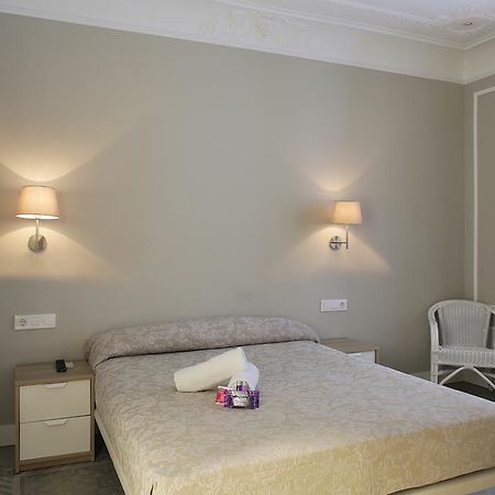 Hostal Medea Barcelona Room photo