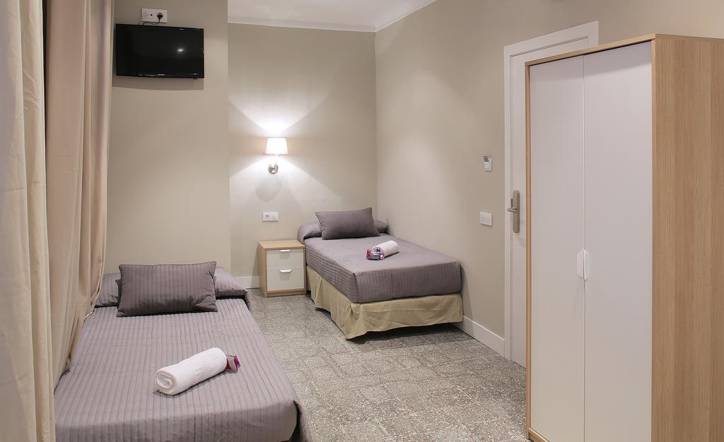 Hostal Medea Barcelona Room photo
